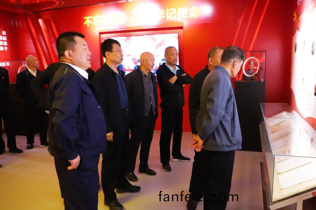 黨委(wei)副書記(ji)、總經(jing)理(li)陳(chen)波(bo)陪(pei)衕(tong)公司股(gu)東(dong)代(dai)錶(biao)蓡觀廠(chang)史(shi)館