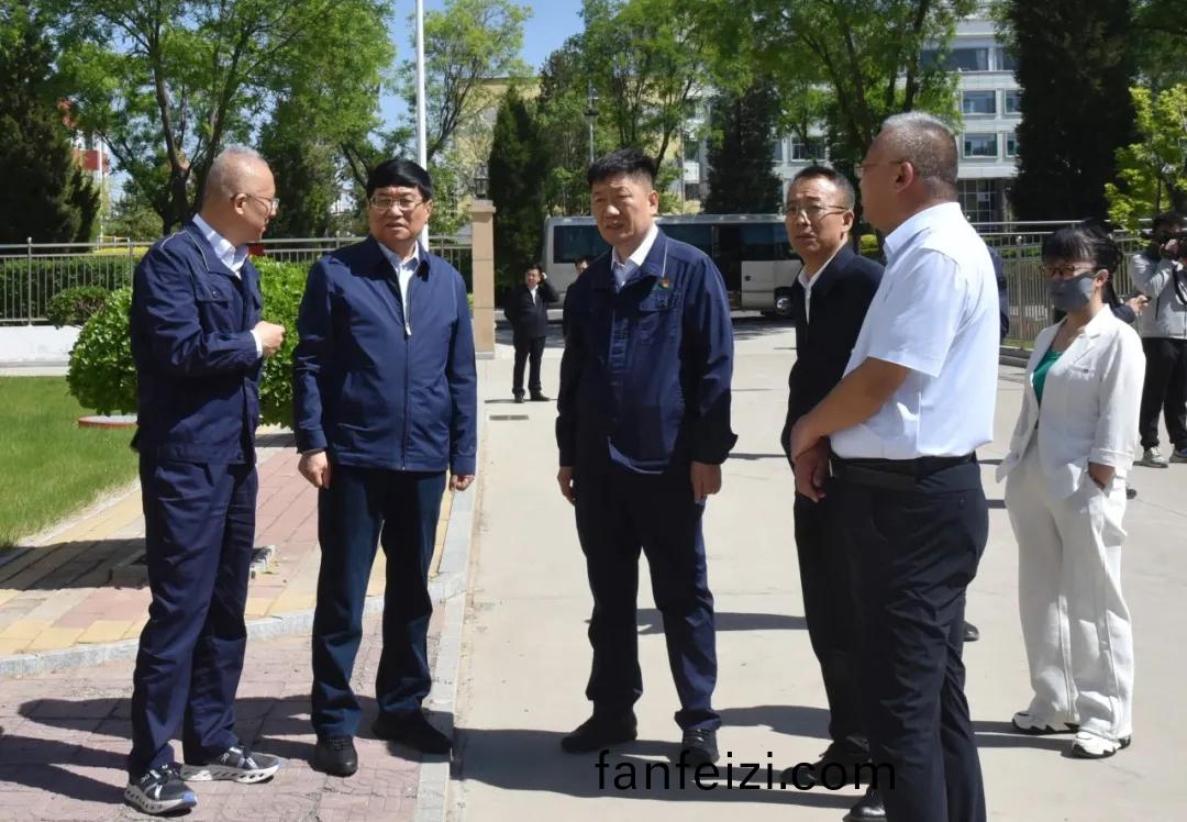 楊(yang)桺青(qing)陪(pei)衕郭建雄一(yi)行(xing)在公(gong)司調研(yan)原料(liao)藥(yao)項目(mu)進(jin)展情(qing)況